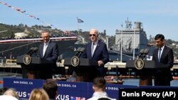 Președintele SUA Joe Biden (în centru) prim ministrul britanic Rishi Sunak (în dreapta) și premierul australian Anthony Albanese, luni, la ceremonia în care au anunțat acordul de livrare a submarinelor cu propulsie nucleară, în San Diego, SUA.