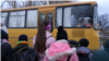 Copiii de la gimnaziul din Sărățica Nouă, raionul Leova, așteaptă autocarul, februarie 2024. Aici învață puțin peste 100 de copii din trei sate învecinate: Câmpul Drept, Beștemac și Sărățica Nouă.