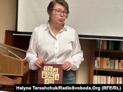 Тетяна Зез презентує книгу з листівками про відомих українців і їхні вишиванки