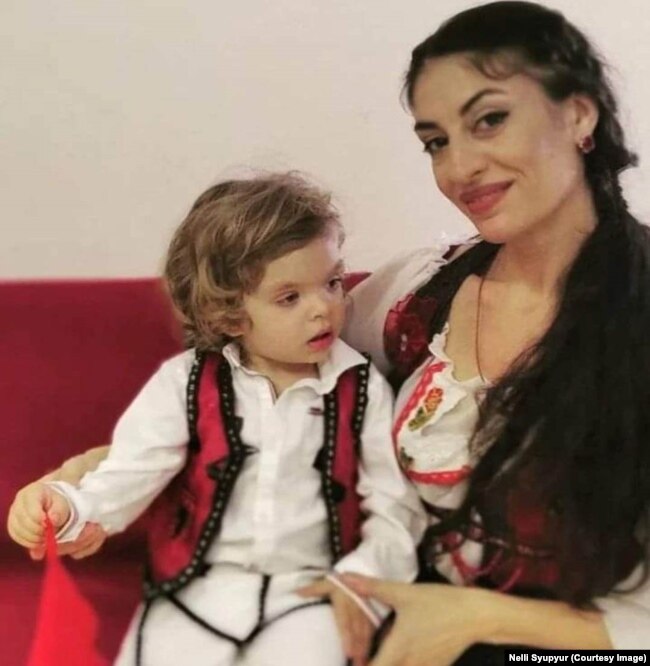Nelli Syupyur me djalin e saj me rroba kombëtare shqiptare.