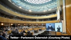  Membrii Partidului Libertății din Austria (FPO) și-au părăsit locurile din parlament în momentul în care președintele ucrainean și-a început discursul video, lăsând mici cartonașe pe birouri cu logo-ul partidului și un mesaj pe care scria „spațiu pentru pace”.