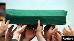  Хора носят ковчег с тялото на 40-дневната щерка на локален мюсюлмански духовник в село Свраке, октомври 1996 година Хасиб Рамич, мюсюлмански духовник, е погубен дружно със брачната половинка си и четирите си деца през май 1993 година Техните трупове са ексхумирани от всеобщ гроб три години по-късно. 