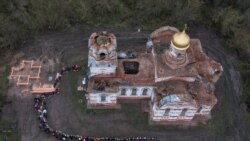 Uskrs u srušenoj crkvi u oslobođenom ukrajinskom gradu 