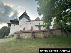 Biserica evanghelică fortificată din Viscri, obiectivul central al sitului rural inclus în patrimoniul UNESCO. Construcția a început în secolul al XIII-lea.