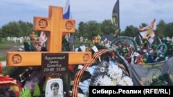Могилы на кладбище, Югра. Российская Федерация, 2023 год