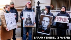 Во время акции возле консульства России в США в день сообщения о смерти Алексея Навального в российской тюрьме. Нью-Йорк, 16 февраля 2024 года