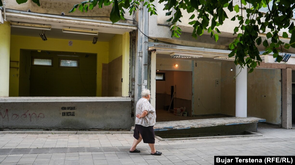 Një grua kalon pranë lokalit ku do të hapet pastiçeria "Missini" në Mitrovicë të Veriut.