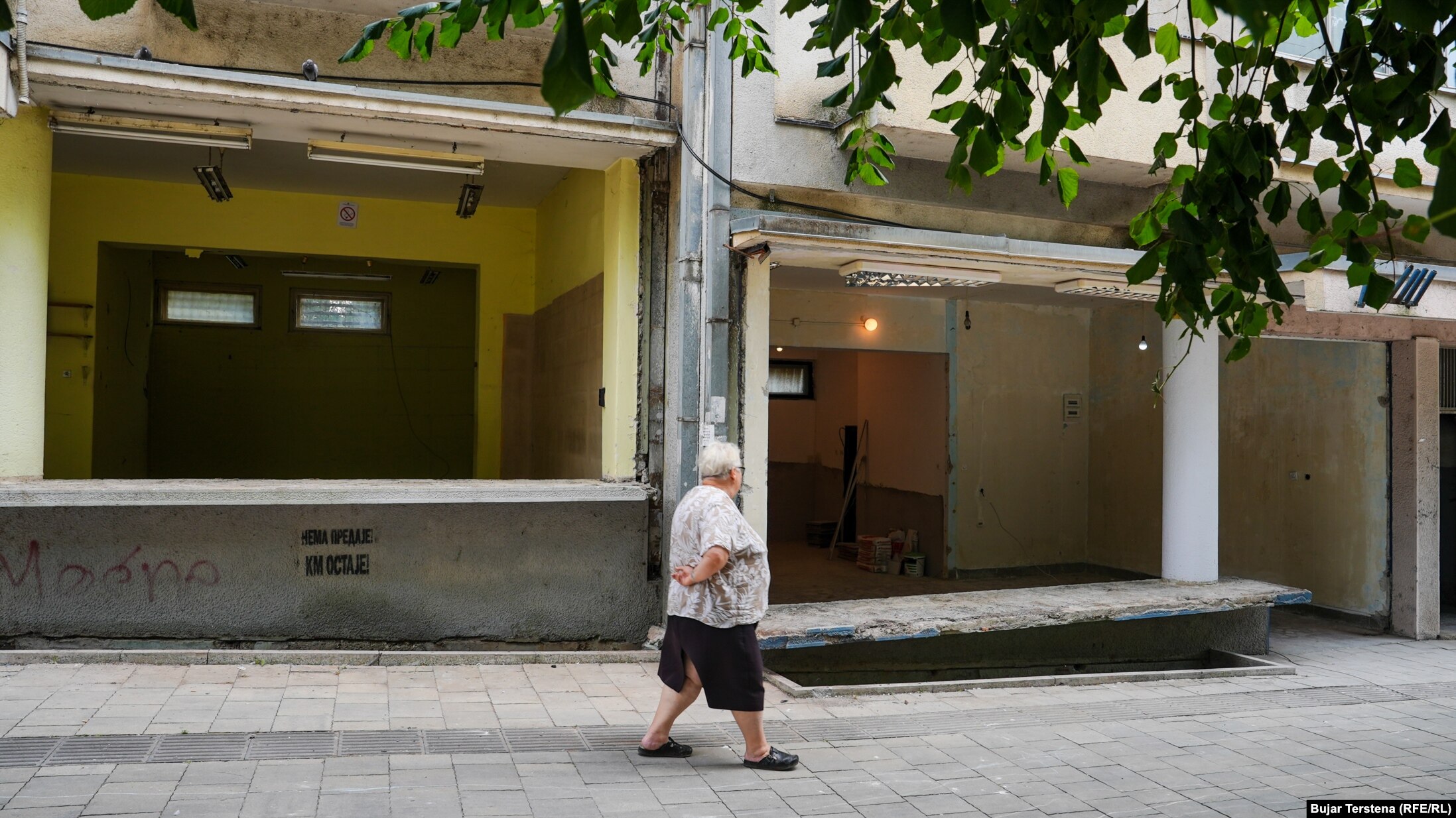 Një grua kalon pranë lokalit ku do të hapet pastiçeria "Missini" në Mitrovicë të Veriut.