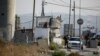 Izraelske trupe provjeravaju automobile na kontrolnom punktu u blizini mjesta pucnjave u Huvari na Zapadnoj obali koju je okupirao Izrael, 19. avgust