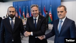 U.S. Secretary of State Antony Blinken (C) hosting a meeting between Armenian Foreign Minister Ararat Mirzoyan (L) and Azerbaijani Foreign Minister Jeyhun Bayramov at the start of their bilateral negotiations. Washington, May 1, 2023.