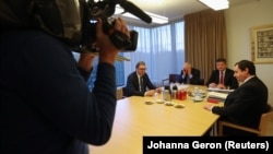 Aleksandar Vučić je prihvatio sporazum o normalizaciji odnosa u februaru i aneks za implementaciju u martu 2023. Na fotografiji Vučić i Kurti sa specijalnim izaslanikom EU za dijalog Miroslavom Lajčakom i komesarom za spoljnu politiku Žozepom Boreljom, februar 2023. u Briselu.