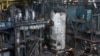 Співробітник теплоелектростанції оглядає пошкодження після атаки РФ на Трипільську ТЕС на Київщині. 11 квітня 2024 року