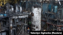 Співробітник теплоелектростанції оглядає пошкодження після атаки РФ на Трипільську ТЕС на Київщині. 11 квітня 2024 року