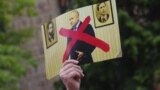 Плакат, сниман на протест срещу президента Румен Радев в началото на юни