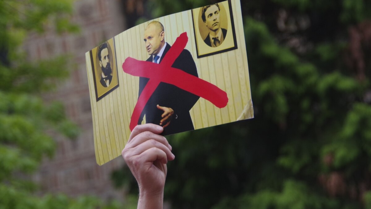 Над хиляда протестиращи се събраха в петък пред президентството в