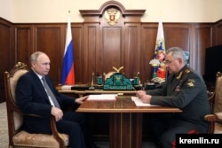 Putin la o întâlnire cu ministrul rus al Apărării Serghei Șoigu, pe 17 aprilie 2023.