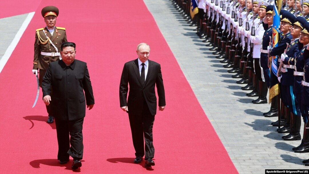 Vladimir Putin este primit de Kim Jong Un la Phenian, 19 iunie 2024. Președintele rus și-a exprimat recunoștința pentru „sprijinul neclintit” al Coreei de Nord, iar Kim Jong Un a promis Rusiei „sprijin deplin” în Ucraina.