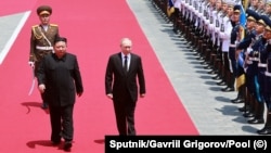 Vladimir Putin este primit de Kim Jong Un la Phenian, 19 iunie 2024. Președintele rus și-a exprimat recunoștința pentru „sprijinul neclintit” al Coreei de Nord, iar Kim Jong Un a promis Rusiei „sprijin deplin” în Ucraina.