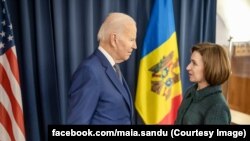 Joe Biden și Maia Sandu, la Varșovia, în februarie 2023.