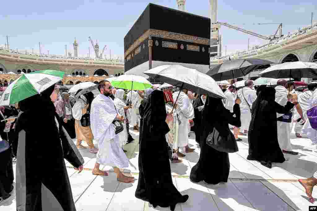 Musulmani înconjurând Kaaba la 13 iunie. Hajj este unul din cei Cinci Piloni ai Islamului. Ritualurile sale se inspiră din peripețiile Profetului Ibrahim și fiului său, Profetul Ismail, mamei lui Ismail Hajar și ale profetului Mahomed.&nbsp; &nbsp;