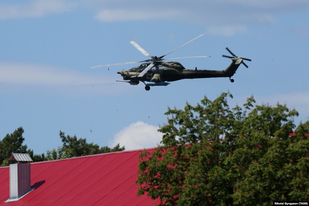 Un elicottero militare russo sopra la città di Shebekino il 6 giugno.  Sia l'esercito russo che i militanti russi anti-Cremlino hanno fatto affermazioni contrastanti su chi controlla varie città russe vicino al confine con l'Ucraina.