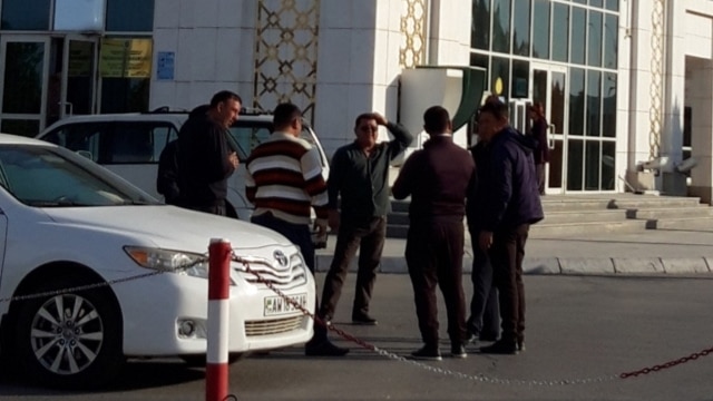 Diňle: Ahalda döwlet kärhanasynyň sürüjilerinden ‘saglyga seredilmeýän’ medisina barlagyndan geçmek talap edilýär