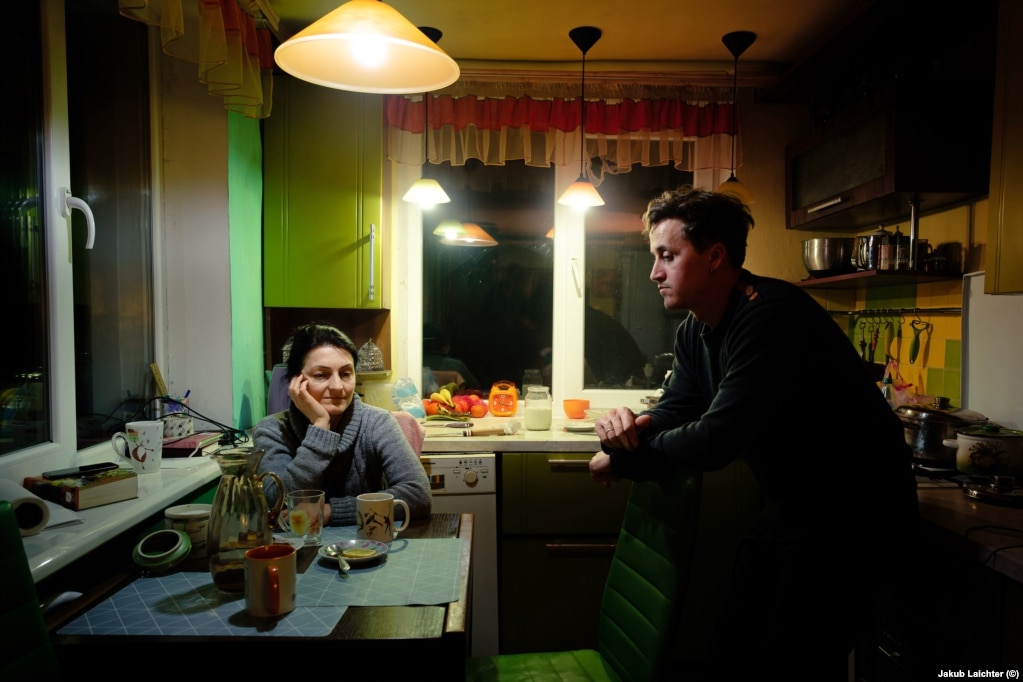 Svitlana dhe Oleksiy bisedojnë për mundësitë e tyre në kuzhinën e tyre në Avdivka, prill 2021.
