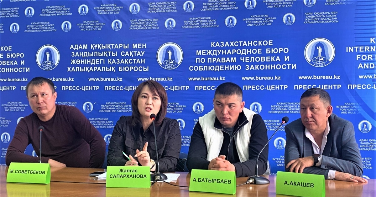 Жалаңаш әншілер бөксесі мен бөксесін жақыннан көрсетеді