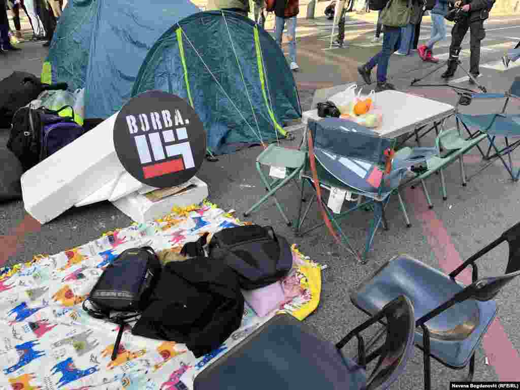 Improvizovani kamp na raskrnici ulica Birčaninove i Kneza Miloša u centru Beograda. Studenti su se priključili protestima koji traju od izbora 17. decembra, a na koje je pozvala najveća opoziciona koalicija &quot;Srbija protiv nasilja&quot; optužujući vladajuću Srpsku naprednu stranku (SNS) za izbornu krađu