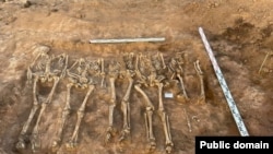 Коллективное захоронение из пяти человеческих скелетов без черепов