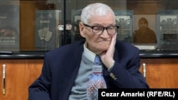 Leonard Zăicescu, supraviețuitor al Pogromului de la Iași din 1941, în timpul conferinței de presă din 9 mai 2024. Era anunțat faptul că CEDO a anulat decizia statului român de a achita post-mortem doi ofițeri condamnați pentru crimele împotriva umanității în timpul Pogromului.