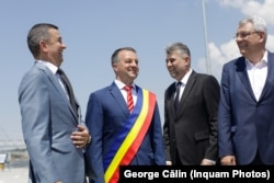 Podul peste Dunăre, de la Brăila, a fost inaugurat de către autorități în 6 iulie 2023. În imagine (de la stânga la dreapta), ministrul Transporturilor, Sorin Grindeanu, primarul Brăilei, Marian Dragomir, premierul Marcel Ciolacu și fostul premier Mihai Tudose, europarlamentar.