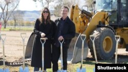  Крисчън и Сиби Бейл преди първите копки за селото, което ще приюти деца, лишени от наставнически грижи 