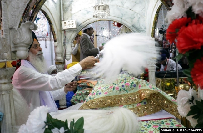 Un pellegrino sikh partecipa a una cerimonia religiosa al Gurdwara Panja Sahib, uno dei luoghi sacri, ad Hassan Abdal, una città nella provincia orientale del Punjab, nel Pakistan.