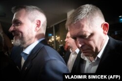 Кандидат в президенты Петер Пеллегрини (слева) и премьер-министр Словакии Роберт Фицо (справа) после объявления результатов второго тура президентских выборов в Словакии. Братислава, 6 апреля 2024 года