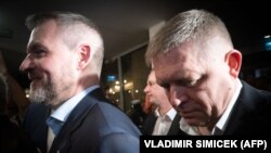 Peter Pelegrini (levo) i slovački premijer Roberto Fico posle proglašenja Pelegrinijeve pobede na predsedničkim izborima u Slovačkoj, 6. april 2024.