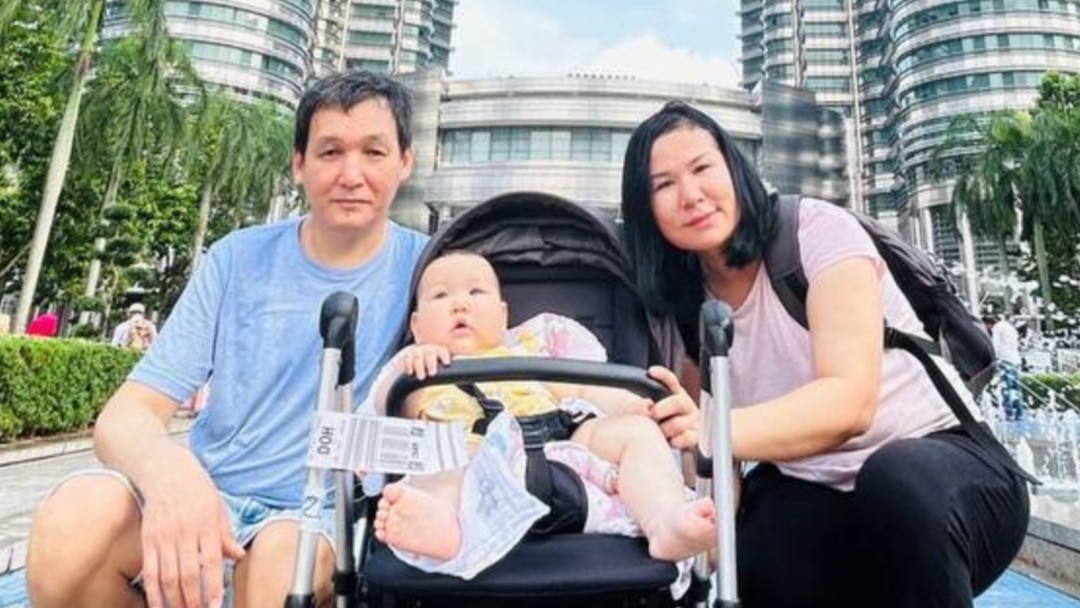 Керемет қаншық үлкен сиськилерін шайқайды