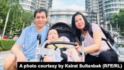 Казахстанский активист Кайрат Султанбек и его жена Ардак Сатпаева, получившие политическое убежище, находятся в США вместе с дочерью Алиёй. Фото Азаттыку прислал Кайрат Султанбек