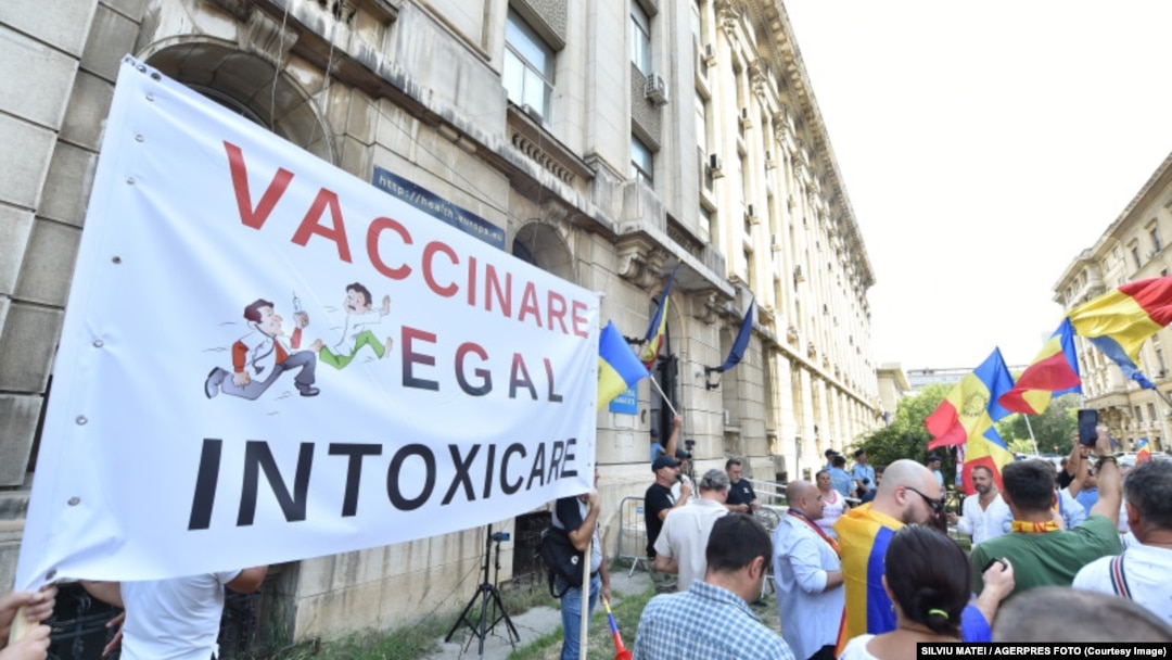 Câteva sute de simpatizanți AUR protestează în fața Ministerului Sănătății față de proiectul Strategiei Naționale a Vaccinării. 