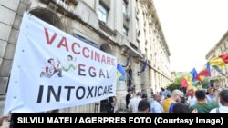 Câteva sute de simpatizanți AUR protestează în fața Ministerului Sănătății față de proiectul Strategiei Naționale a Vaccinării. 