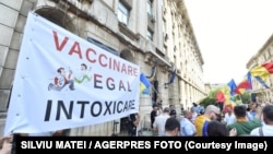 AUR a organizat un protest împotriva „vaccinării obligatorii”, temă care se dovedește însă falsă, după cum anunță autoritățile.