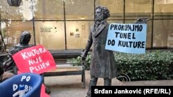 Protest kulturnih radnika u Crnoj Gori na platou ispred spomenika književniku Aleksandru Puškinu u Podgorici.