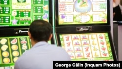 În România funcționează peste 80.000 de aparate de tip păcănele/slot machines. Numărul dependenților de jocuri cu noroc nu e cunoscut exact. Un studiu realizat chiar de industrie în 2016 indica aproximativ 100.000 de persoane.