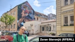 Umetnica Marija Šoln ispred murala Gine Ranjičić u Solunskoj 18 u Beogradu. 'Bio je to jedini konkurs na koji sam se ikada prijavila', kaže Marija.