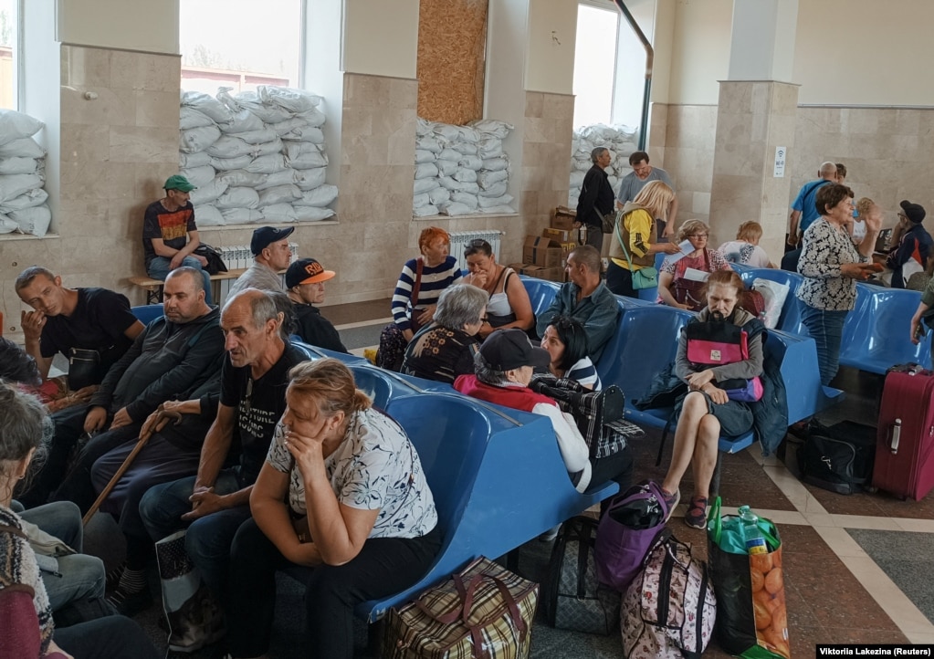 Localnicii așteaptă un tren de evacuare în gara din Herson. Rusia a declarat că Ucraina a efectuat un „sabotaj deliberat” la barajul de la Nova Kahovka. Deocamdată nu este posibilă o verificare din surse independente pentru a ști ce s-a întâmplat cu adevărat acolo.  