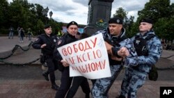 Tüntetéseken emlékeztek meg születésnapjáról a börtönben ülő Alekszej Navalnij támogatói