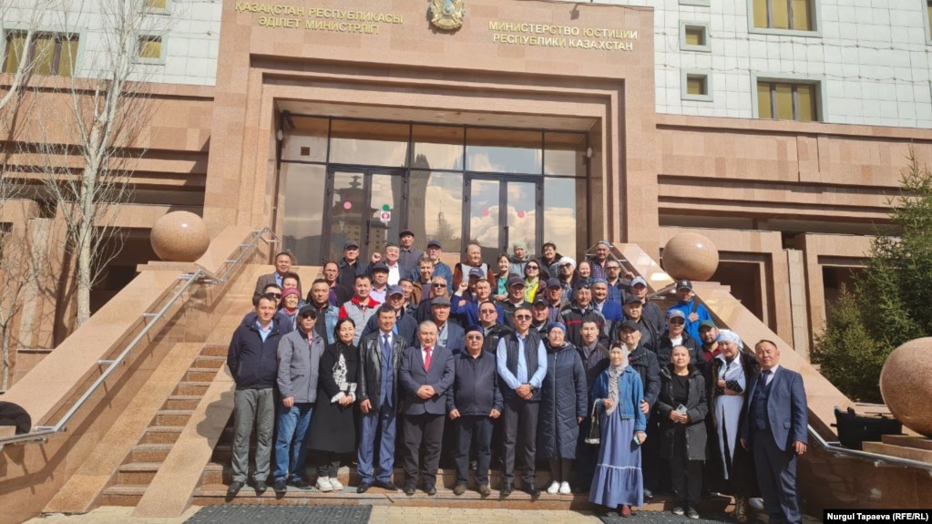 Инициативная группа по созданию партии «Атажурт» у здания Минюста, куда она принесла документы для регистрации. Астана, апрель 2023 года 