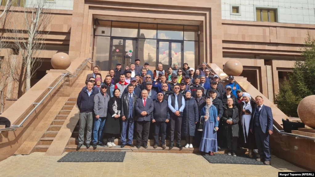 Члены инициативной группы по созданию партии «Атажурт» пришли в Минюст подать документы на регистрацию. Астана, 24 апреля 2023 года