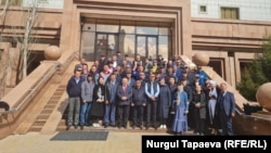 Члены инициативной группы по созданию партии «Атажурт» пришли в Минюст подать документы на регистрацию. Астана, 24 апреля 2023 года