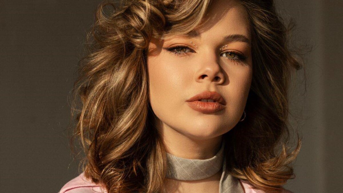 Тя е само на 19 и току-що завършила училище. Въпреки